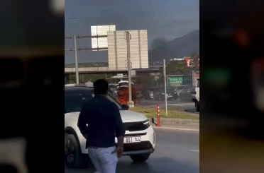 Seyir halindeki otomobil alev topuna döndü 