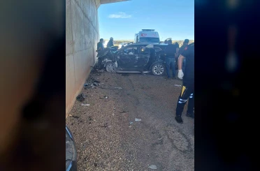 Seyir halindeki otomobil alt geçitte duvara çarptı: 5 yaralı 