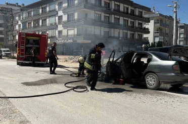 Seyir halindeki otomobil yandı 