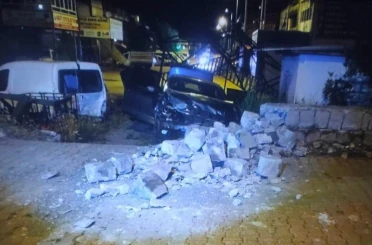 Seyir halindeki otomobile açılan ateşte başından vurulan kadın hayatını kaybetti 