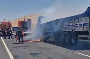 Seyir halindeki tır alev aldı