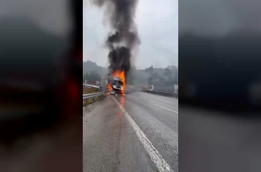 Seyir halindeki tır alev alev yandı 
