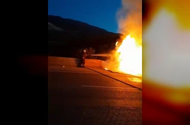 Seyir halindeki tır alevlere teslim oldu 