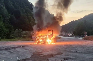 Seyir halindeki tır bir anda alev aldı 