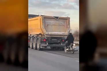 Seyir halindeki tırın peşinde motosikletli tehlikeli yolculuk