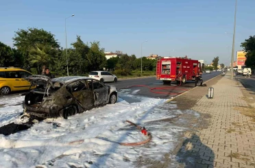 Seyir halindeyken aniden alev alan otomobildeki 4 kişi yaralandı 