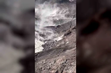 Sıcak hava Ağrı Dağı’nı harekete geçirdi: Kayalar peş peşe düştü 