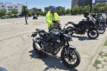 Sıcak hava bahanesiyle koruyucu ekipmanlarını ihmal eden motosiklet sürücülerine önemli uyarılar 