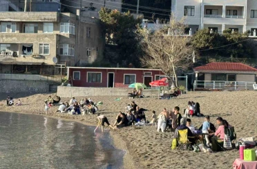 Sıcak havanın tadını sahilde değerlendirdiler 