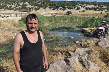 Sıcaktan bunalanlar su kanallarına koştu 