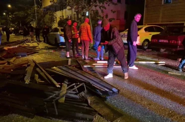 Şiddetli fırtına evin çatısını uçurdu, 6 araç hasar gördü... O anlar kamerada 