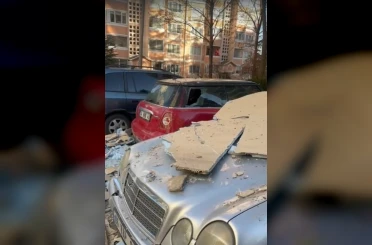 Şiddetli fırtınadan dolayı sökülen dış yalıtım malzemeleri üzerine düştükleri otomobillerin hasar almasına neden oldu 