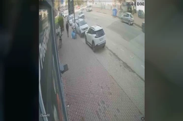 Şiddetli lodos tabelayı kopardı, facia kıl payı atlatıldı 