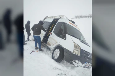 Siirt Özel İdare ekipleri hem yolları açıyor, hem de hastaları sağlık ekiplerine ulaştırıyor 