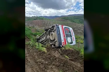 Siirt’te ambulans şarampole devrildi: 3 sağlık personeli yaralandı