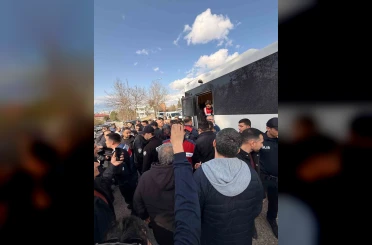Siirt’te annesinin cenaze törenine katılan Fadıl Akgündüz ile ekipler arasında tartışma 