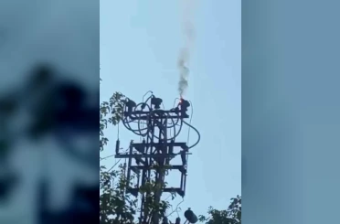 Siirt’te arıza nedeni ile elektrik direğinde yangın çıktı 