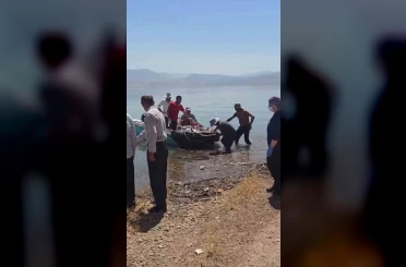 Siirt’te bahçede fenalaşan hasta, tekneyle ambulansa ulaştırıldı 