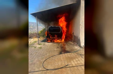Siirt’te hafif ticari araçta çıkan yangın bitişikteki eve sıçradı 