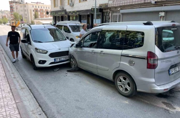 Siirt’te iki hafif ticari araç kafa kafaya çarpıştı: 1 yaralı 