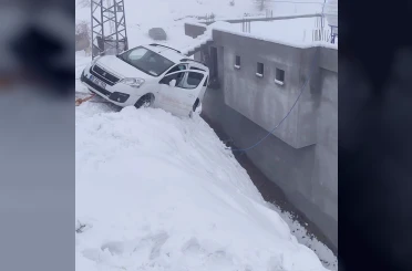 Siirt’te kayan otomobil evin duvarında asılı kaldı 