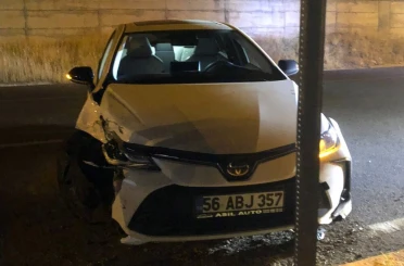 Siirt’te kontrolden çıkan araç elektrik direğine çarptı 