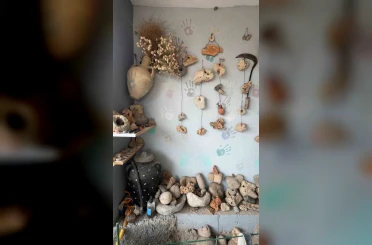 Siirt’te köylüler eski olduğunu düşündüğü taşları ev bahçesinde sergiliyor 