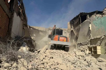 Siirt’te metruk bina kontrollü şekilde yıkıldı 