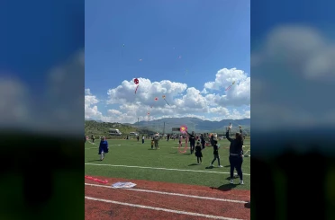 Siirt’te öğrenciler uçurtma şenliğinde gökyüzünü renklendirdi 