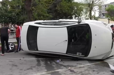 Siirt’te otomobil refüje çarptı: 3 yaralı 