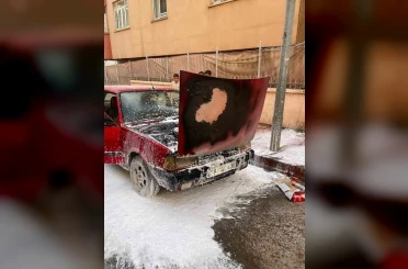 Siirt’te park halindeki otomobil alevlere teslim oldu 