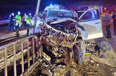 Siirt’te pikap bariyerlere ok gibi saplandı: 2 yaralı 