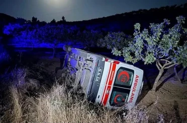 Siirt’te sağlıkçılar devrilen ambulansta kazayı yara atmadan atlattı 