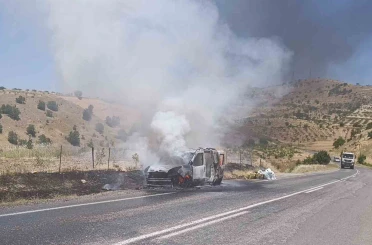 Siirt’te seyir halindeki otomobil alev aldı 