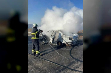 Siirt’te seyir halindeki otomobil alev topuna döndü 