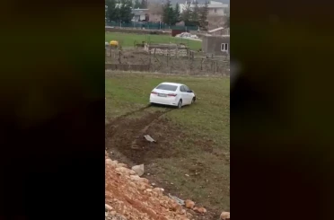 Siirt’te yoldan çıkan otomobil tarlaya girdi 