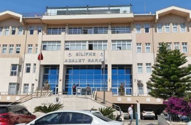 Silifke Belediyesi’ne yönelik operasyonda gözaltına alınan 19 şüpheli adliyeye sevk edildi 