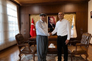 Silifke Kaymakamı Aslaner şalvar giyip kasket taktı, çiftçilerin gününü kutladı 
