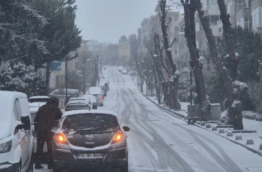 Silivri güne kar yağışı ile başladı 