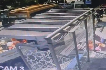 Silivri’de kamyonet durağa daldı: 1 kadın yaralandı 