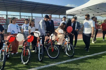 Silopi Kaymakamı Partal, başarılı öğrencilere bisiklet hediye etti 
