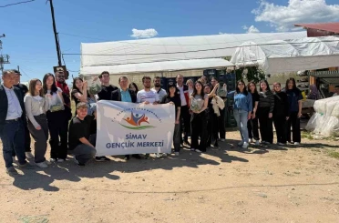 Simav’da gençler serada hasatla buluştu 