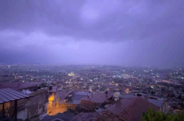 Şimşeklerin geceyi aydınlattığı Hatay’da dolu yağışı yolları göle çevirdi 