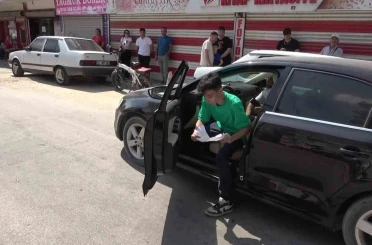 Sınava 1 dakika kala yetişti, aracının el frenini çekmeden araçtan fırlayıp okula koştu 