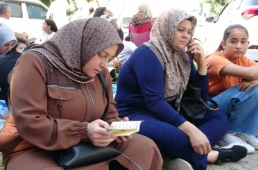 Sınava girmeden dakikalar önce son kez test çözdüler 