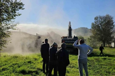 Sındırgı’da 52 yıllık evli çift depremde ağır hasar gören evlerinin yıkılışını gözyaşlarıyla izledi 
