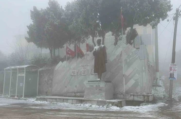 Sındırgı’nın yüksek kesimlerinde kar ve buzlanma etkisini artırdı 