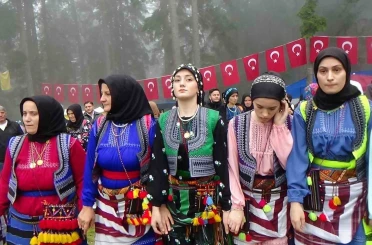 Sinlice Köyü 27. Göllüalan Şenlikleri sis ve yağmur altında düzenlendi 