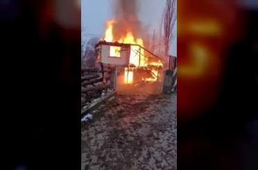 Sinop’ta iki katlı köy evi yanarak kül oldu 