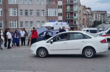 Sinop’ta iki otomobil çarpıştı: 2 yaralı 